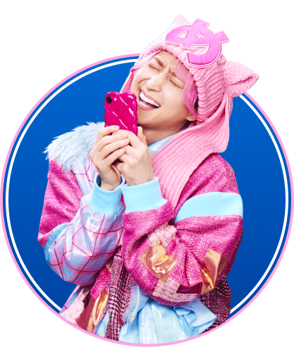 スマホを持った佐久間大介さん