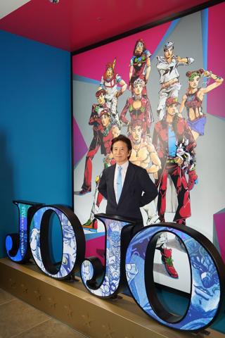「ジョジョの奇妙な冒険」シリーズの公式ショップ「THE★JOJO WORLD」のオープニングセレモニーに登場した作者の荒木飛呂彦さん