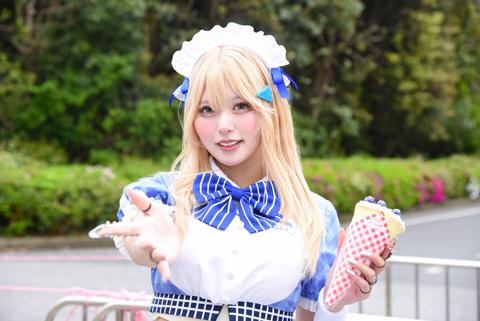 「勝利の女神：NIKKE」のティア（マリオンクレープ コラボVer）のコスプレを披露した宮御なでさん