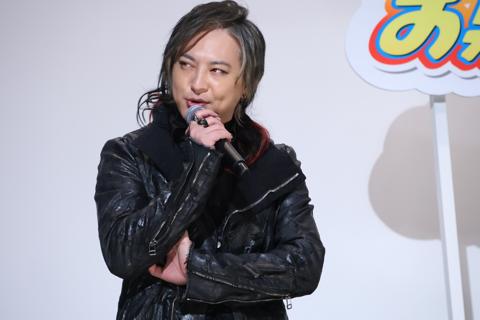 映画「仮面ライダーガヴ　お菓子の家の侵略者」の初日舞台あいさつに登壇した塚本高史さん