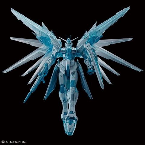 「機動戦士ガンダムSEED」のフリーダムガンダムのガンプラ「MG 1／100 フリーダムガンダム Ver.2.0 ［CROSS CONTRAST COLORS／CLEAR BLUE］」（c）創通・サンライズ