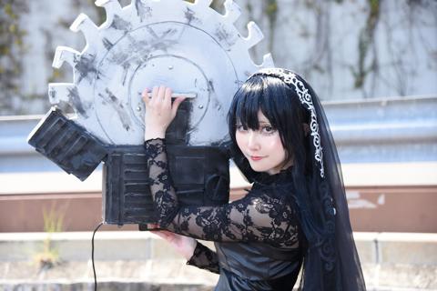 「SAKAMOTO DAYS」の大佛のコスプレを披露したりんごさん