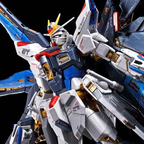 「機動戦士ガンダムSEED DESTINY」のストライクフリーダムガンダムのガンプラ「RG 1／144 ストライクフリーダムガンダム［チタニウムフィニッシュ］」（c）創通・サンライズ