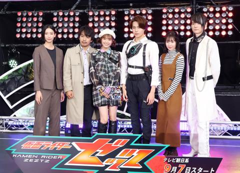 「仮面ライダーゼッツ」メインキャストの(左から)小貫莉奈さん、三嶋健太さん、堀口真帆さん、今井竜太郎さん、八木美樹さん、古川雄輝さん