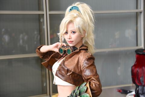 「モンスターハンターワイルズ」のジェマのコスプレを披露したMilaさん