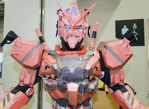 「コミックマーケット106」に登場した「機動戦士Gundam GQuuuuuuX」の赤いガンダムのコスプレーヤー