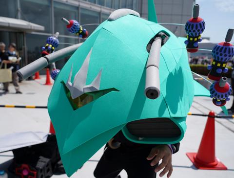 「コミックマーケット106」に登場した「ガンダム」シリーズのララァ・スン専用MAのコスプレーヤー