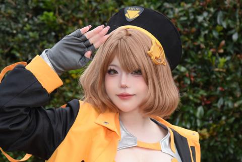 「勝利の女神：NIKKE」のアニスのコスプレを披露したえびさん