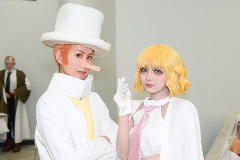 「ONE PIECE」のカクに扮するづろきちさん（左）と、ステューシーに扮する霜月ぢゃずさん