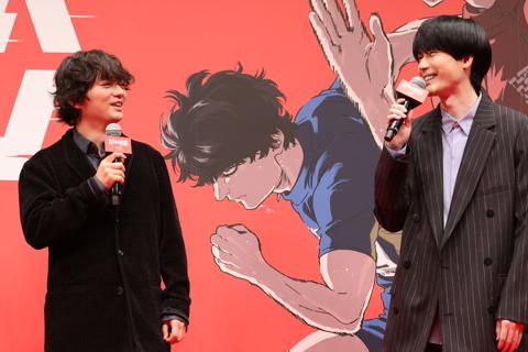 「ひゃくえむ。」の完成披露試写会の舞台あいさつに登場した染谷将太さん（左）と内山昂輝さん