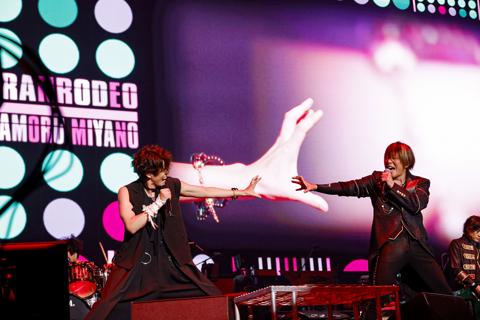 「Animelo Summer Live 2025 “ThanXX！”」に登場した宮野真守さん（左）と「GRANRODEO」（C）Animelo Summer Live 2025