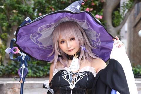 「崩壊：スターレイル」のマダム・ヘルタのコスプレを披露した天音ありぃさん