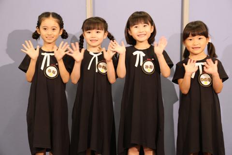 アーニャを演じる（左から）泉谷星奈さん、月野未羚さん、西山瑞桜さん、村方乃々佳さん