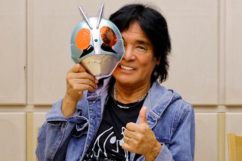 「東島丹三郎は仮面ライダーになりたい」でオープニングテーマのサビを歌う松崎しげるさん（c）柴田ヨクサル/ヒーローズ・Tojima Rider Project（c）石森プロ・東映