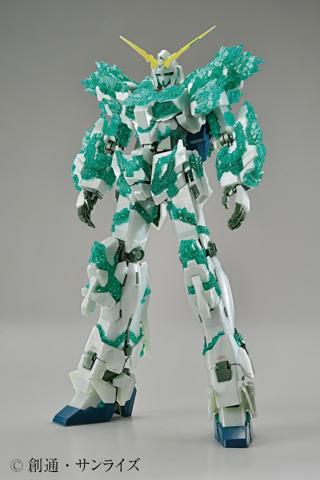 「ガンダムスタンプラリー2025」でプレゼントされる「MG 1/100 ガンダムベース限定 ユニコーンガンダム(光の結晶体)」(c)創通・サンライズ