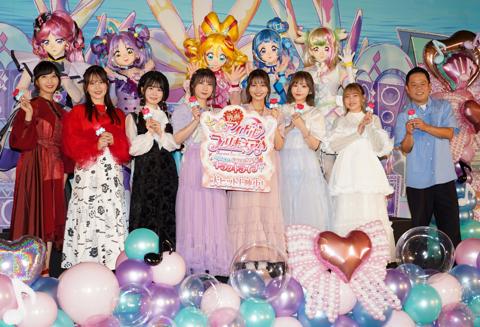 「映画キミとアイドルプリキュア♪ お待たせ！キミに届けるキラッキライブ！」の公開記念舞台あいさつに登場した（左から）佐倉綾音さん、内田真礼さん、花井美春さん、高森奈津美さん、松岡美里さん、高橋ミナミさん、南條愛乃さん、津田篤宏さん