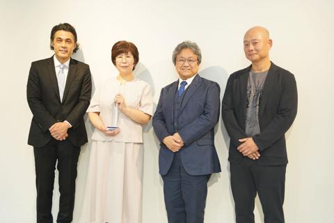 「アニメで世界へ！小説大賞（アニセカ小説大賞）」の授賞式に登場した（左から）ストレートエッジの三木一馬さん、ぷりさん、佐藤順一監督、ツインエンジンの山本幸治さん