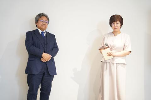 「アニメで世界へ！小説大賞（アニセカ小説大賞）」で大賞を受賞したぷりさん（右）と大賞受賞作の総監督を務める佐藤順一さん