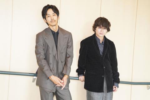 劇場版アニメ「ひゃくえむ。」でW主演を務める松坂桃李さん(左)と染谷将太さん