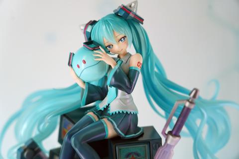 「ガンダム」シリーズと初音ミクがコラボしたフィギュア「Lucrea 機動戦士ガンダム45周年×初音ミク 初音ミク×ダブルオーガンダム」