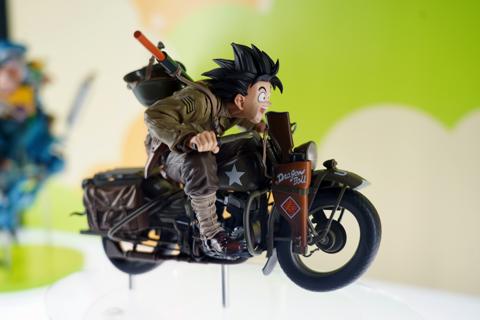 「ドラゴンボール」シリーズの孫悟空とアーミーバイクのフィギュア「デスクトップリアルマッコイEX　ドラゴンボールZ　孫悟空＆アーミーバイク」