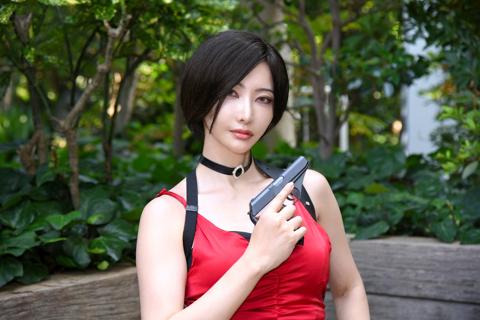 「バイオハザード RE：2」のエイダ・ウォンのコスプレを披露した月島圭さん