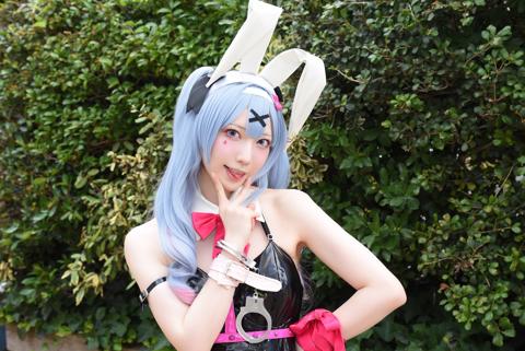 「ラビットホール」バージョンの初音ミクのコスプレを披露した明日葉りあさん