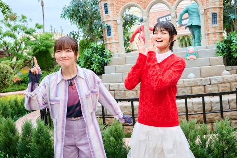 ユニバーサル・スタジオ・ジャパンで「SPY×FAMILY XRライド ～オペレーション・ハイパードライブ～」を体験する種崎敦美さん（左）と早見沙織さん