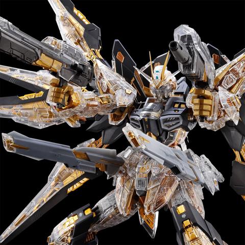 「機動戦士ガンダムSEED DESTINY」のストライクフリーダムガンダムのメカニカルクリア仕様のガンプラ「MGEX 1／100 ストライクフリーダムガンダム［メカニカルクリア］」（c）創通・サンライズ