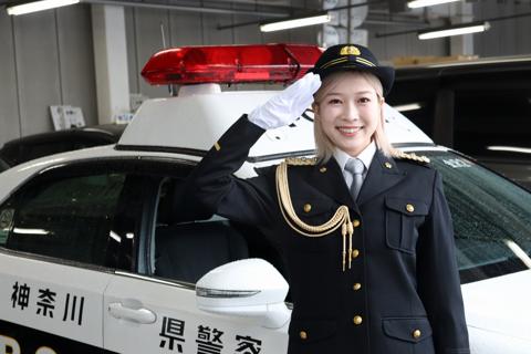 金沢警察署の一日警察署長を務めた青山吉能さん（c）はまじあき／芳文社・アニプレックス