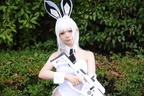 「勝利の女神：NIKKE」のブランのコスプレを披露したよだぴさん