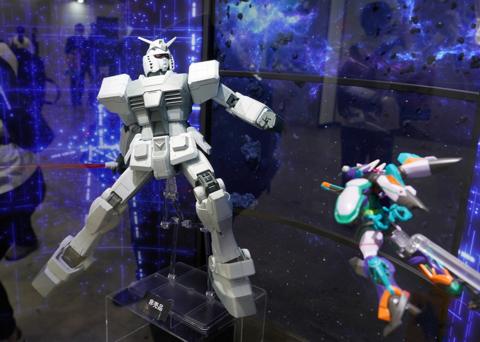 「機動戦士Gundam GQuuuuuuX」の“向こう側”から出現したガンダムのガンプラ