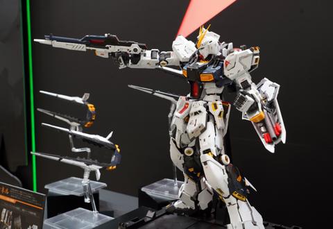 「機動戦士ガンダム 逆襲のシャア」のνガンダムのガンプラ「PERFECT GRADE UNLEASHED 1／60 νガンダム」