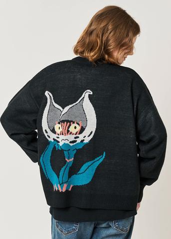 「ジョジョの奇妙な冒険」シリーズと「グラニフ」がコラボしたカーディガン「猫草｜ウォッシャブルジャカードニットカーディガン」