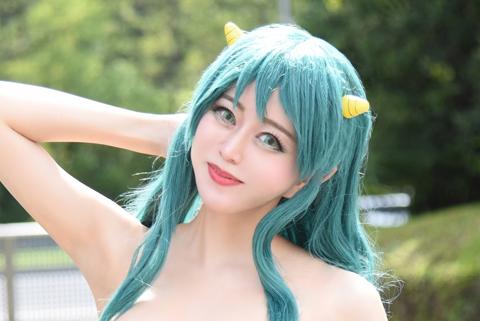 「うる星やつら」のラムのコスプレを披露したよしかさん