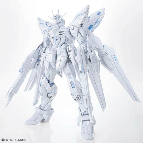 「機動戦士ガンダムSEED DESTINY」のストライクフリーダムガンダムのガンプラ「MGEX 1／100 ストライクフリーダムガンダム ［TWILIGHT COATING］」（c）創通・サンライズ