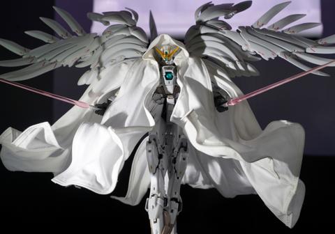 「新機動戦記ガンダム W -Operation 30th-」のウイングガンダムゼロ クロークドカスタムのフィギュア「GUNDAM FIX FIGURATION METAL COMPOSITE ウイングガンダムゼロ クロークドカスタム」
