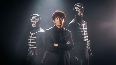 アニメ「東島丹三郎は仮面ライダーになりたい」に出演する津田健次郎さん(中央)(c)柴田ヨクサル/ヒーローズ・Tojima Rider Project(c)石森プロ・東映