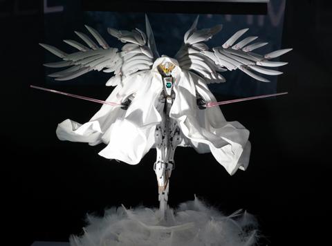 「新機動戦記ガンダムW -Operation 30th-」のウイングガンダムゼロ クロークドカスタムのフィギュア「GUNDAM FIX FIGURATION METAL COMPOSITE ウイングガンダムゼロ クロークドカスタム」