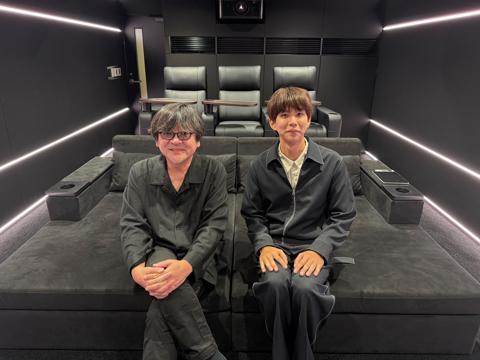 はじめしゃちょーさん（左）と細田守監督