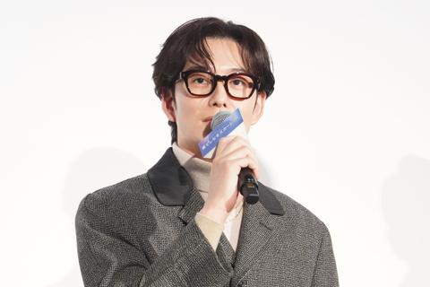 劇場版アニメ「果てしなきスカーレット」の公開初日舞台あいさつに登場した岡田将生さん