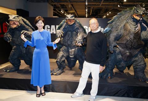 「ガメラEXPO」を訪れた中山忍さん（左）と金子修介監督