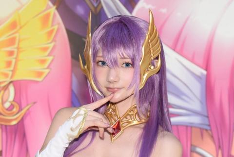 「アナザーゴッドハーデス」のコレーのコスプレを披露した尊みを感じて桜井さん