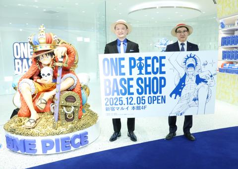 「ONE PIECE BASE SHOP」のオープニングセレモニーに登壇したバンダイナムコエクスペリエンスの川崎寛社長（右）と「週刊少年ジャンプ」編集長の中野博之さん