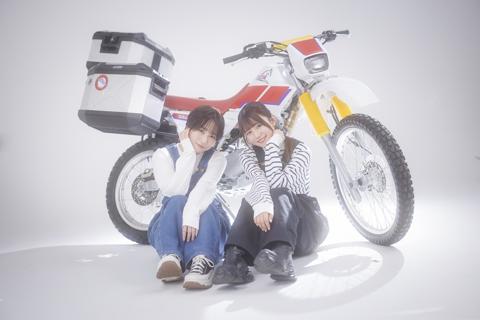 アニメ「終末ツーリング」に出演する富田美憂さん（左）と稲垣好さん（c）2025 さいとー栄／KADOKAWA／「終末ツーリング」製作委員会