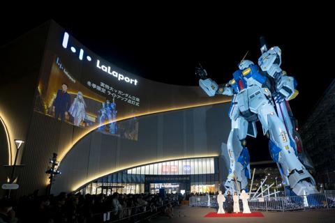 実物大νガンダム立像の冬季限定のライトアップの様子（c）創通・サンライズ