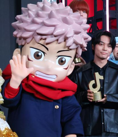 「TikTokトレンド大賞2025」で大賞を受賞した「呪術廻戦」の主人公・虎杖悠仁（左）と虎杖を演じる声優の榎木淳弥さん