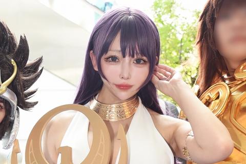 「聖闘士星矢」の城戸沙織のコスプレを披露した、かがみ。もちさん