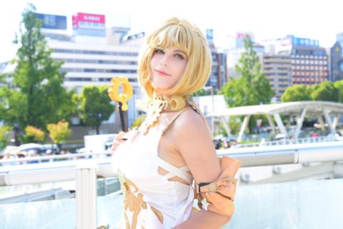 「崩壊:スターレイル」のアグライアのコスプレを披露したネトーチカさん