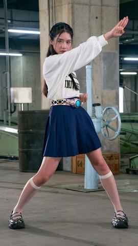 仮面ライダーアインズに変身する天翔天音さん(C)東映特撮ファンクラブ (C)石森プロ・東映